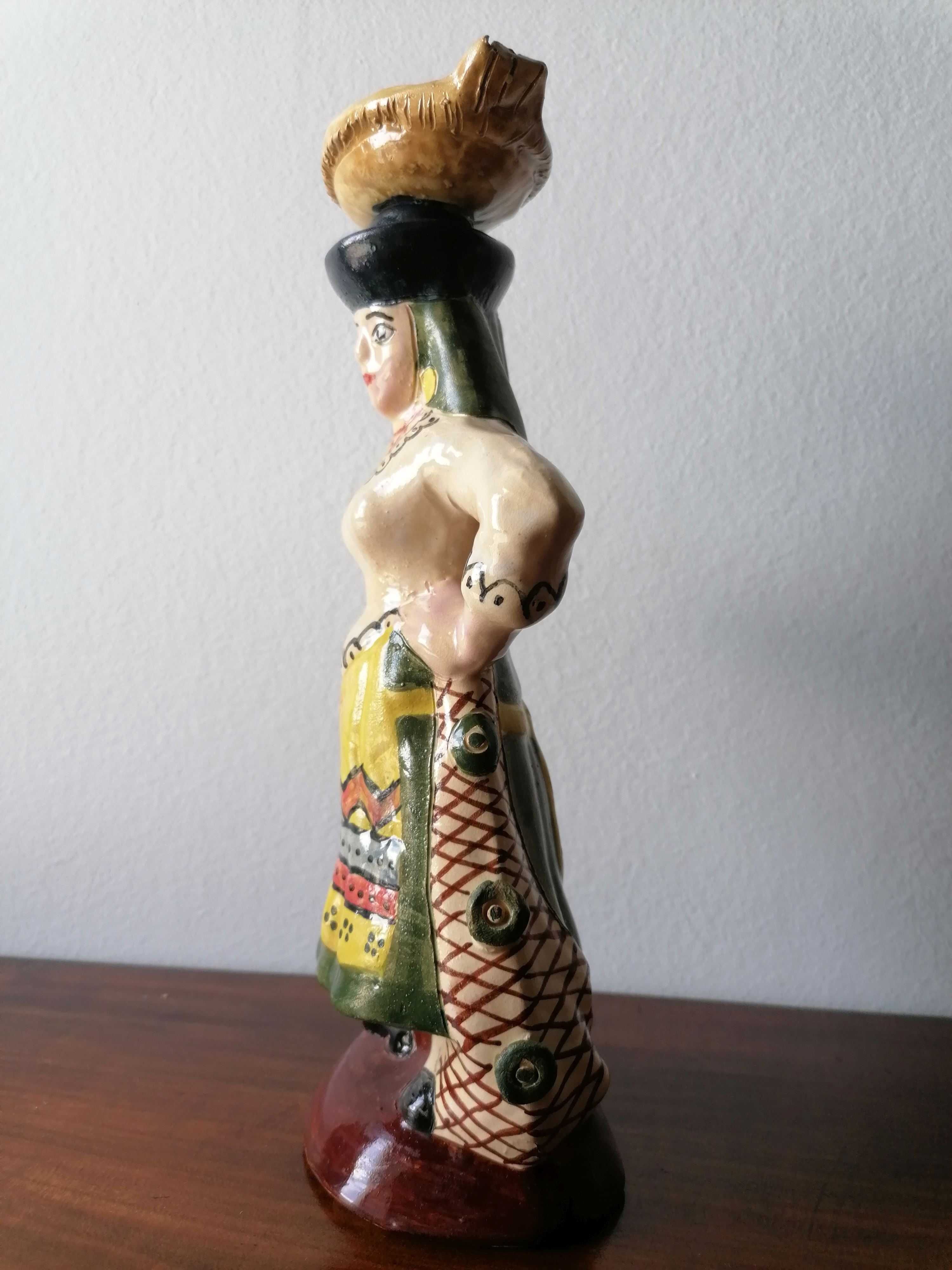 Figura cerâmica com traje regional de varina, datada de 1994.