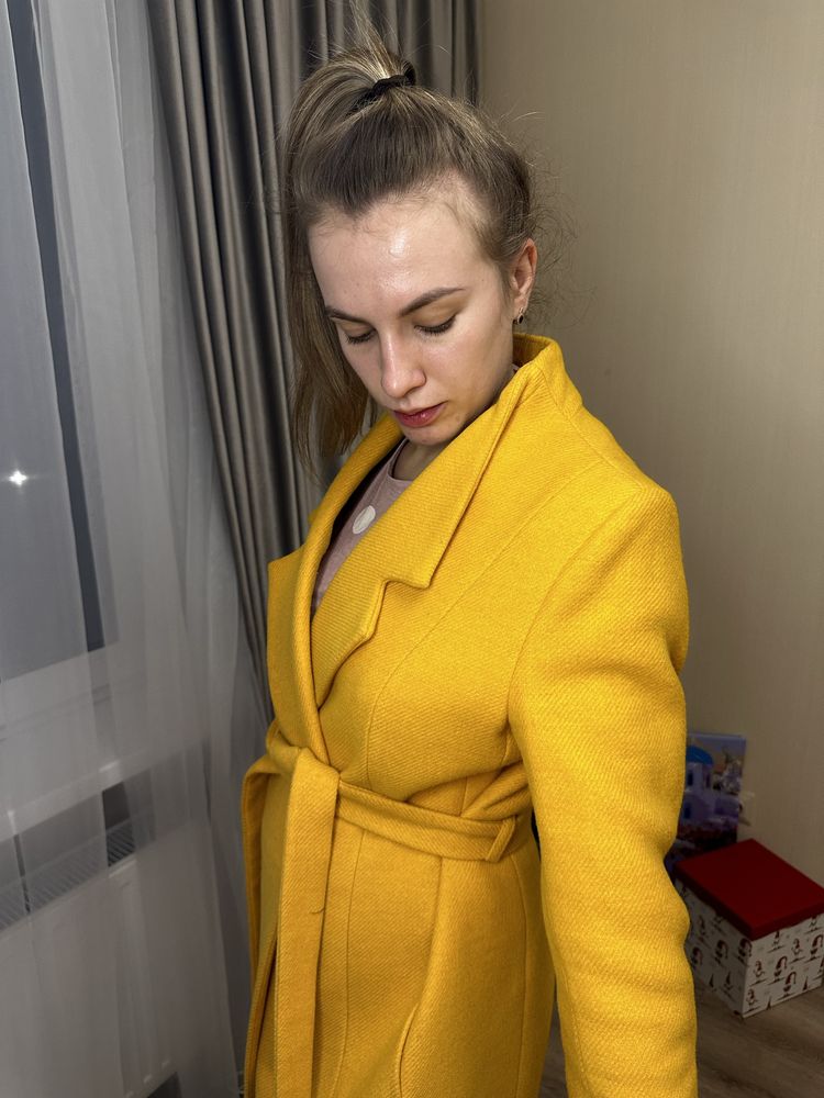 Жовте шерстяне  пальто  в ідеальному стані Relis fashion