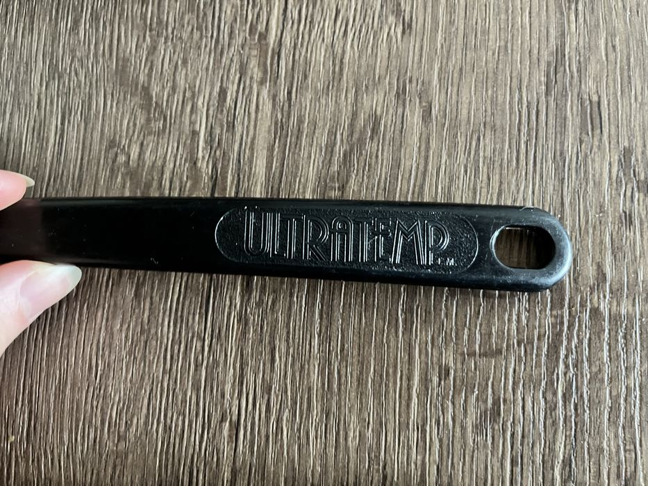 Czarne plastkikowe alcesoria kuchenne: chochla, cedzak, szpatuła