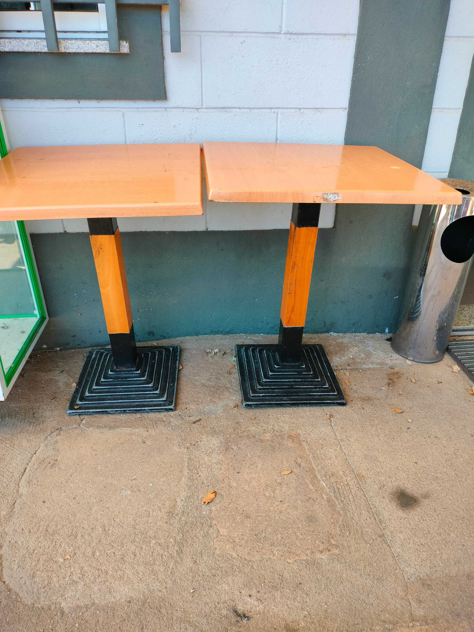 Mesas de cafe e cadeiras