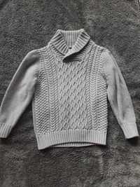 Kazualowy szary sweter