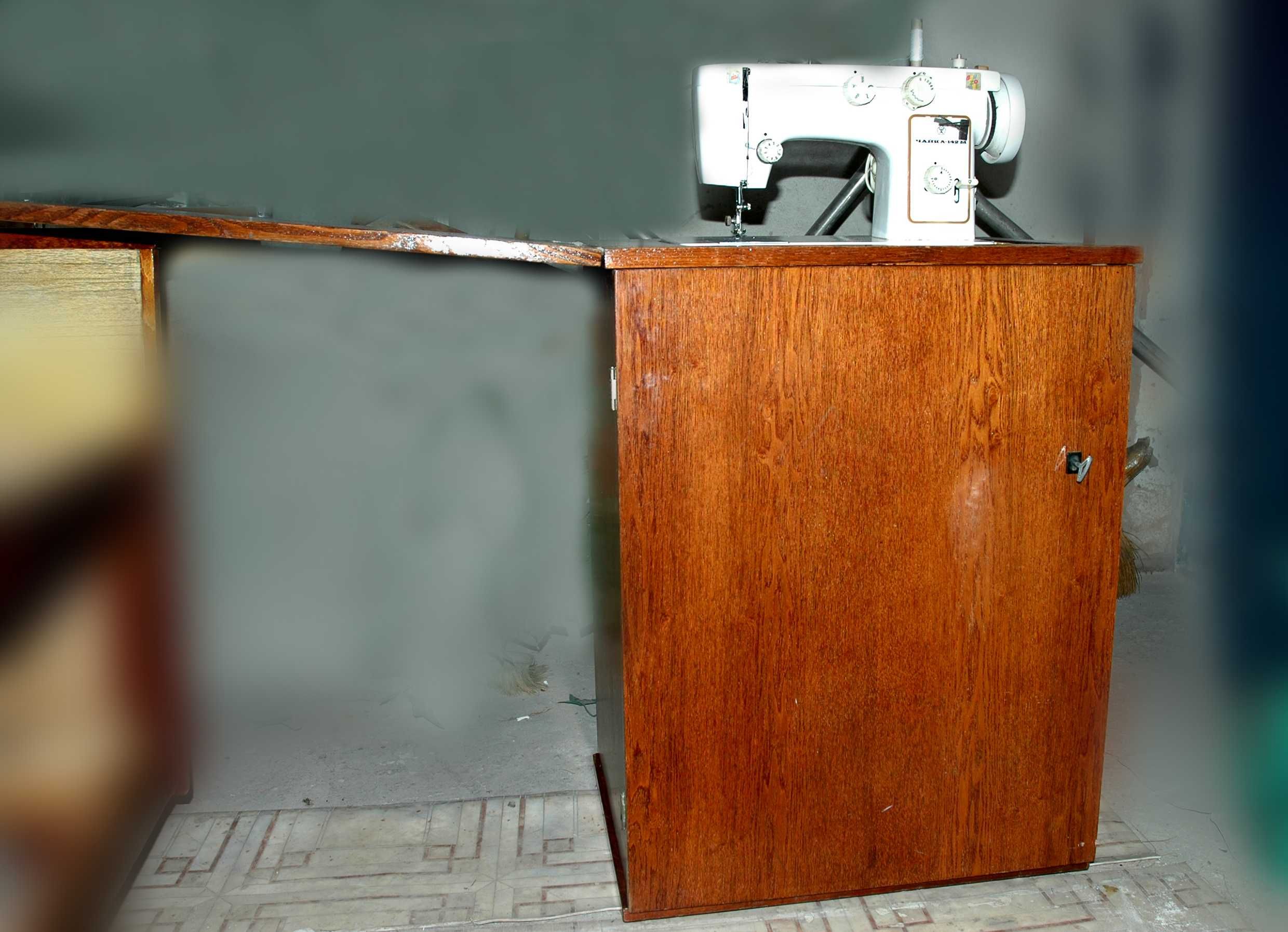 Машинка швейная Чайка 142М рабочая с электроприводом