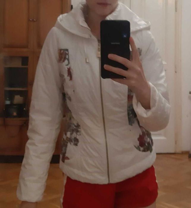 Осіння (демісезонна) біла жіноча куртка