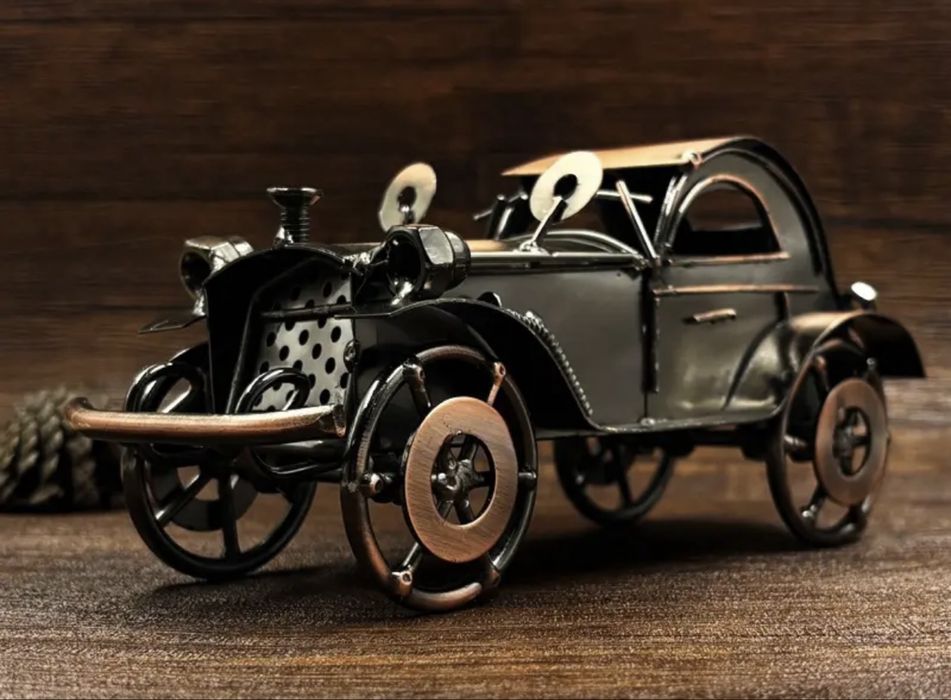Metalowy samochodzik retro - dekoracja vintage