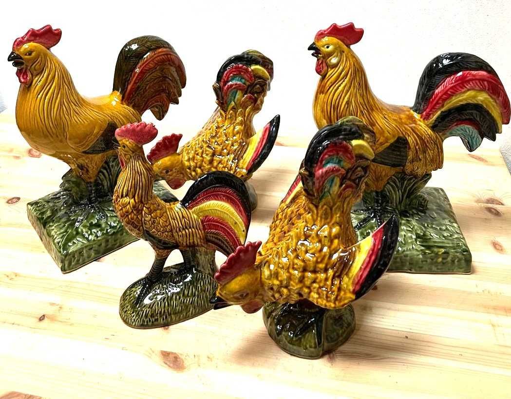 Galos em faiança tradicional de Caldas da Rainha