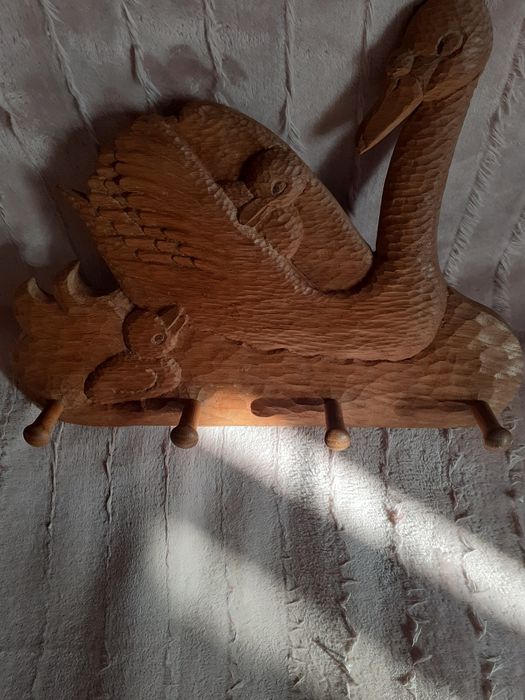 Stary wieszak motyw łabedzia z mlodymi bardzo ladny element dekoracji