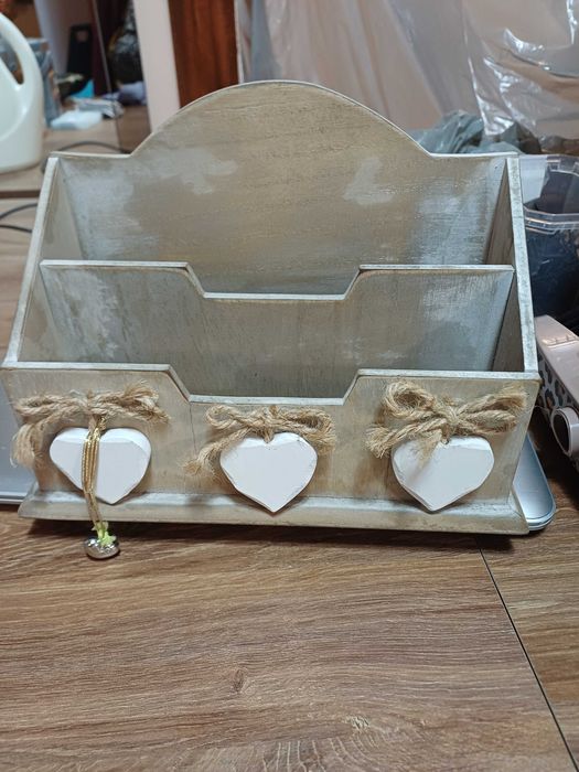 Drewniane pudełko z serduszkami i przegródkami.