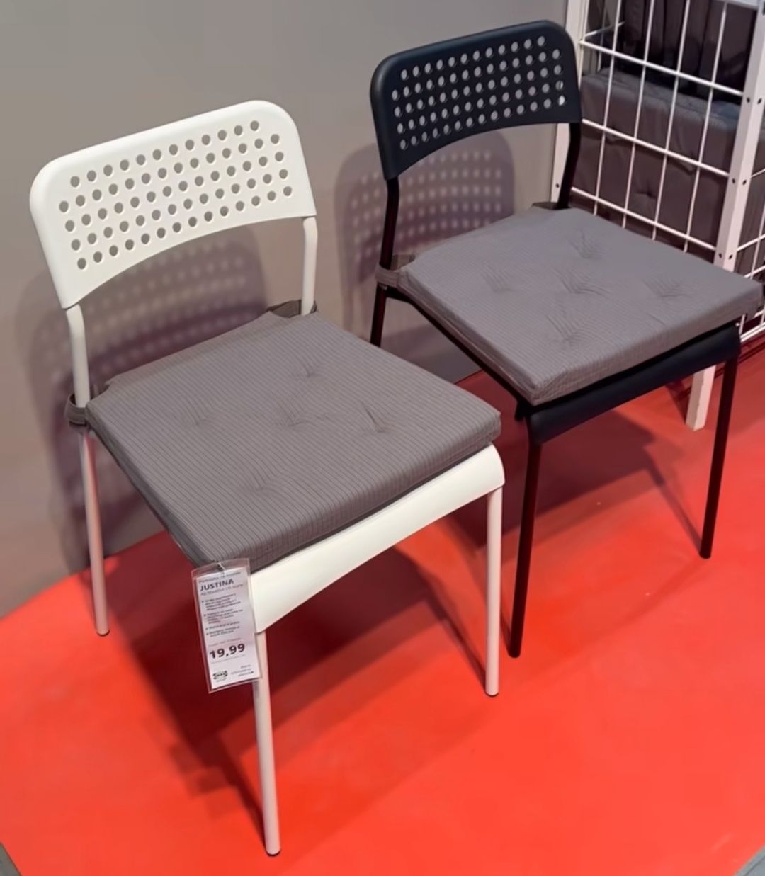 Нові кухонні стільці в білому та чорному кольорах