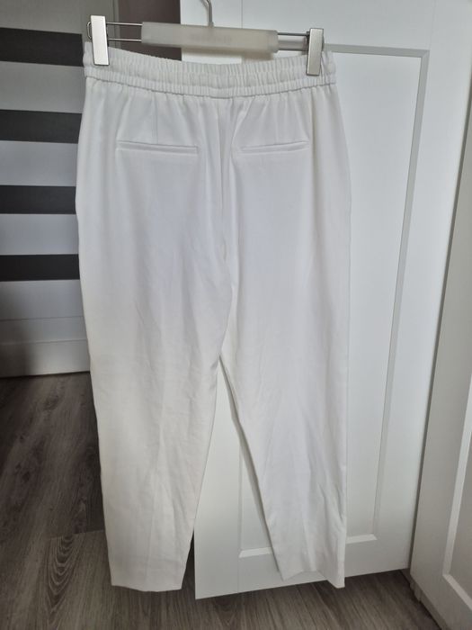 Śmietankowe apodnie roz 36, marka Reserved