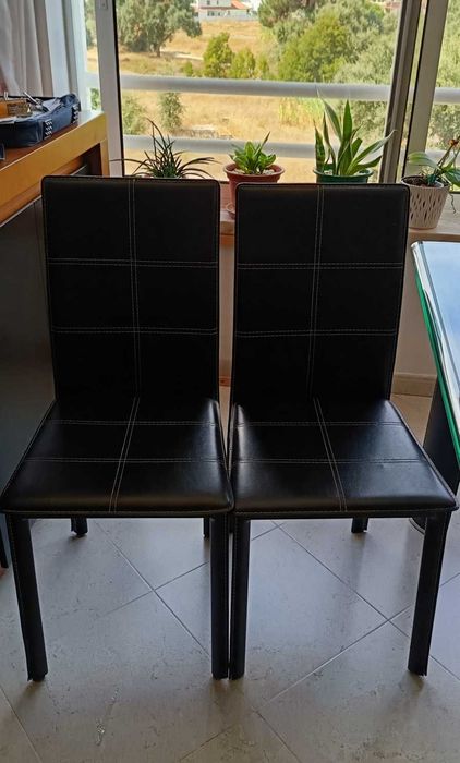 Mesa de sala em vidro temperado mais 4 cadeiras