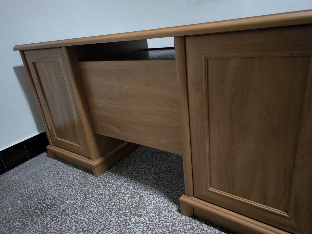 Biurko z płyty laminowanej 158sz/68gl/77wys