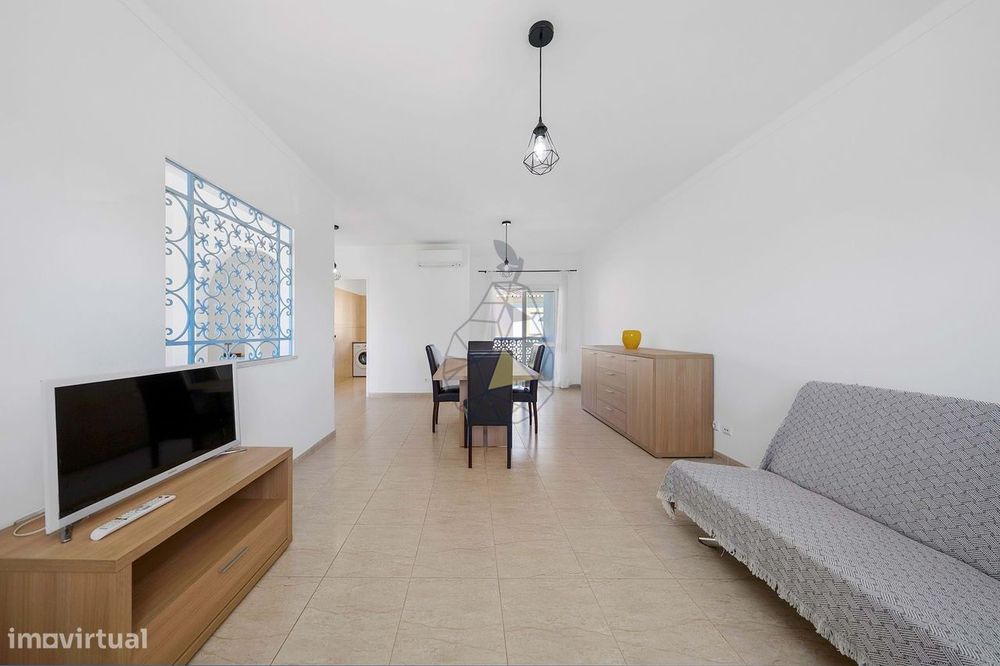 Apartamento com 2 Quartos em Condomínio com Piscina e Campo de Ténis -
