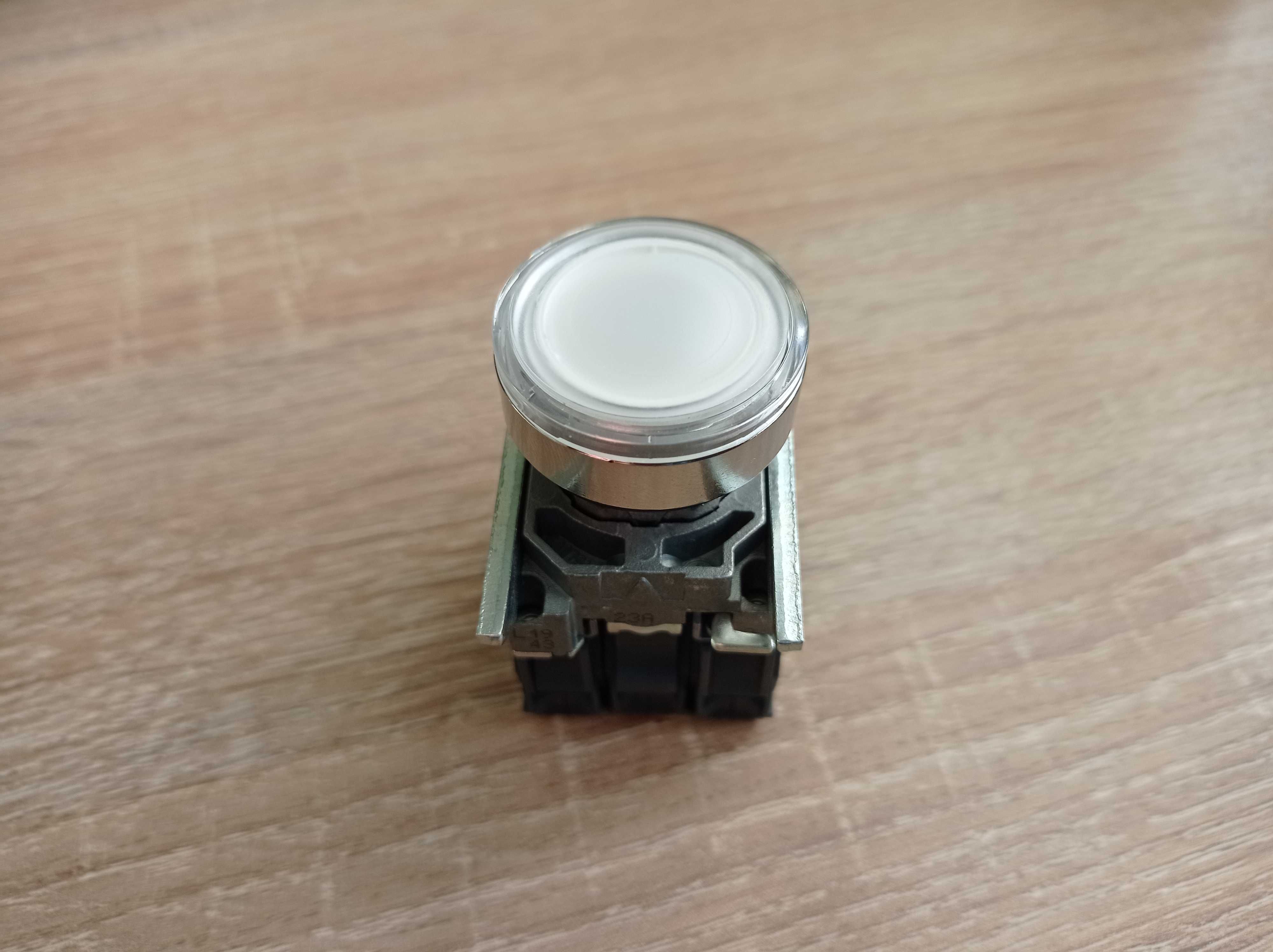 Nowy kpl. przycisk płaski biały, LED 24V, XB4BW31B5  Schneider