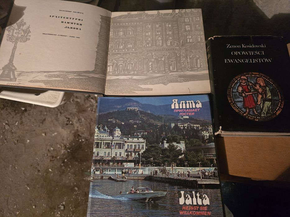 Книги різні: Львів, Ялта, казки та польська