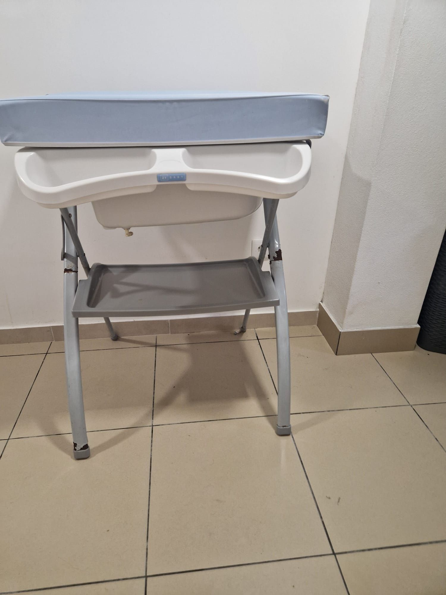 Mesa de Mudança e Banheira para Bebé Usada