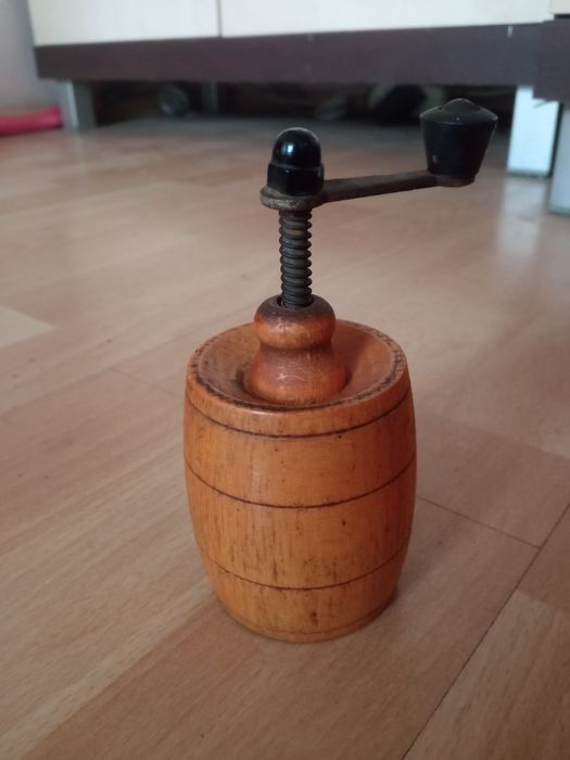 Drewniany młynek do pieprzu, prl, vintage