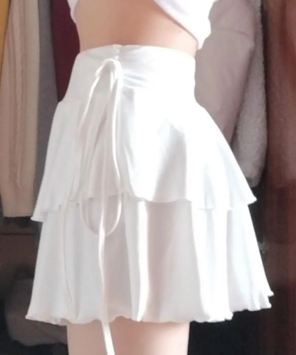 нова біла міні спідничка