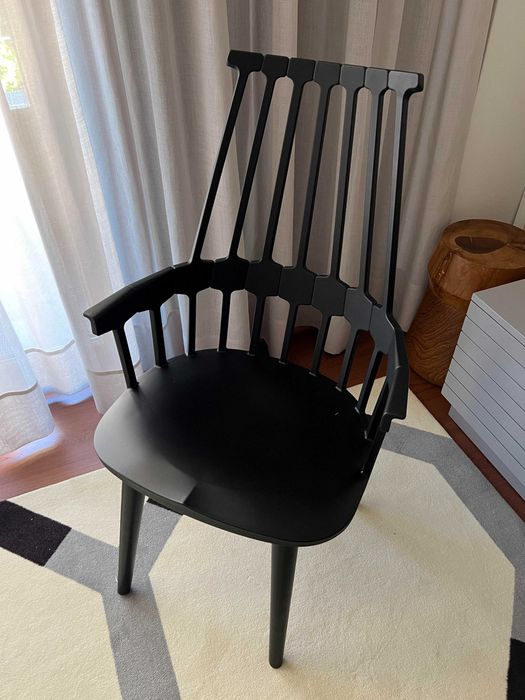 Cadeira de madeira preta marca Kartell (Modelo Comback Black)