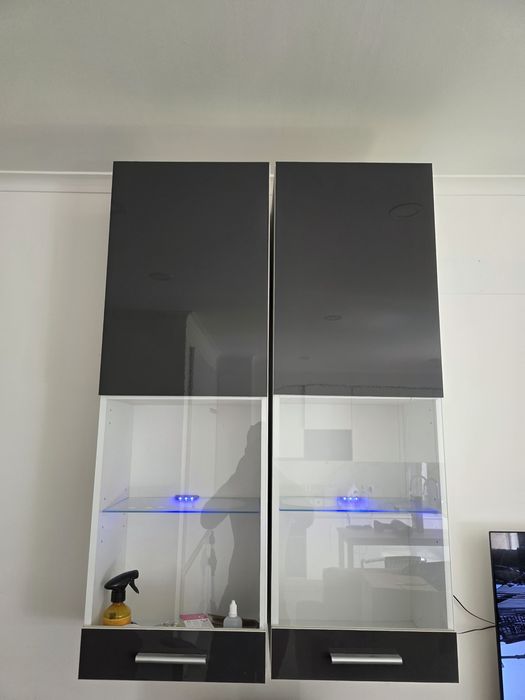 Móvel de sala com módulos suspensos e base – alto brilho preto e branc