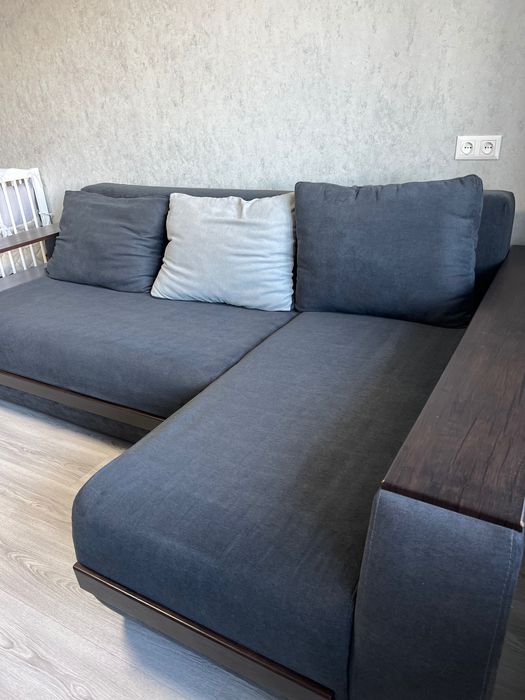 Кутовий диван у гарному стані з нішами для зберігання