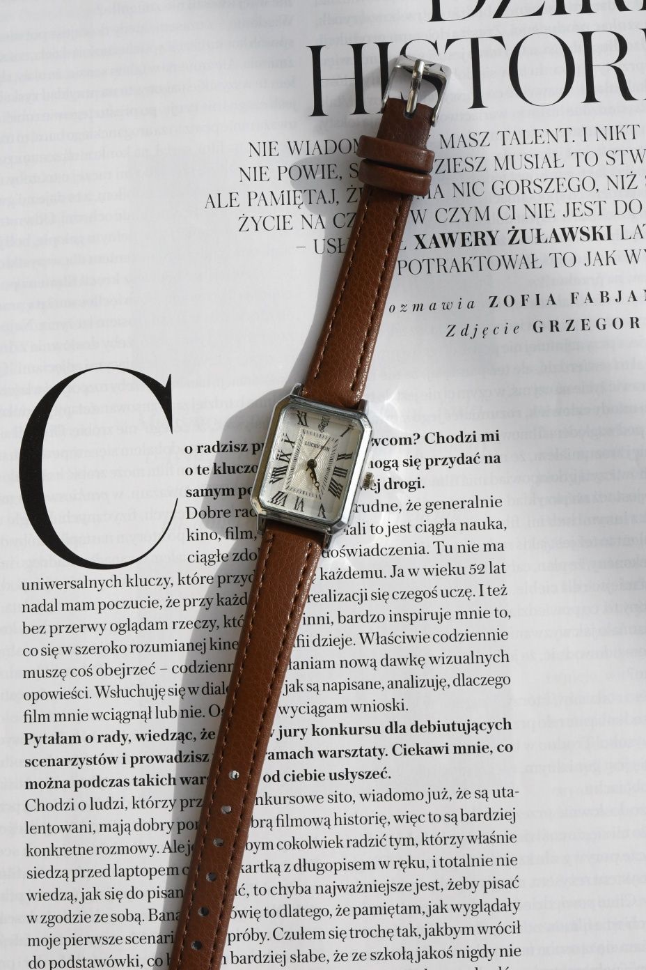 Vintage zegarek z brązowym paskiem i białą tarczą retro old money
