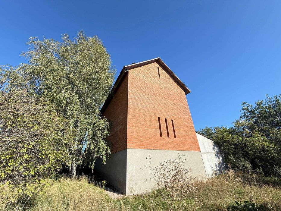 Здача будинку з великою ділянкою