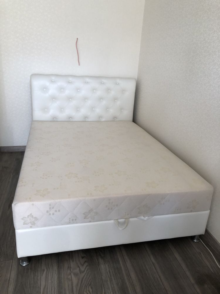 Кровать с газлифтом на ламелях с матрасом