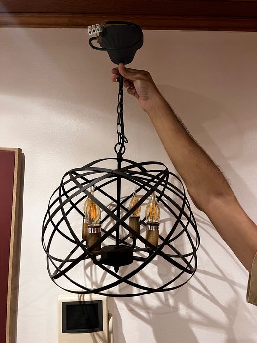 Candeeiro com lâmpadas em forma de vela