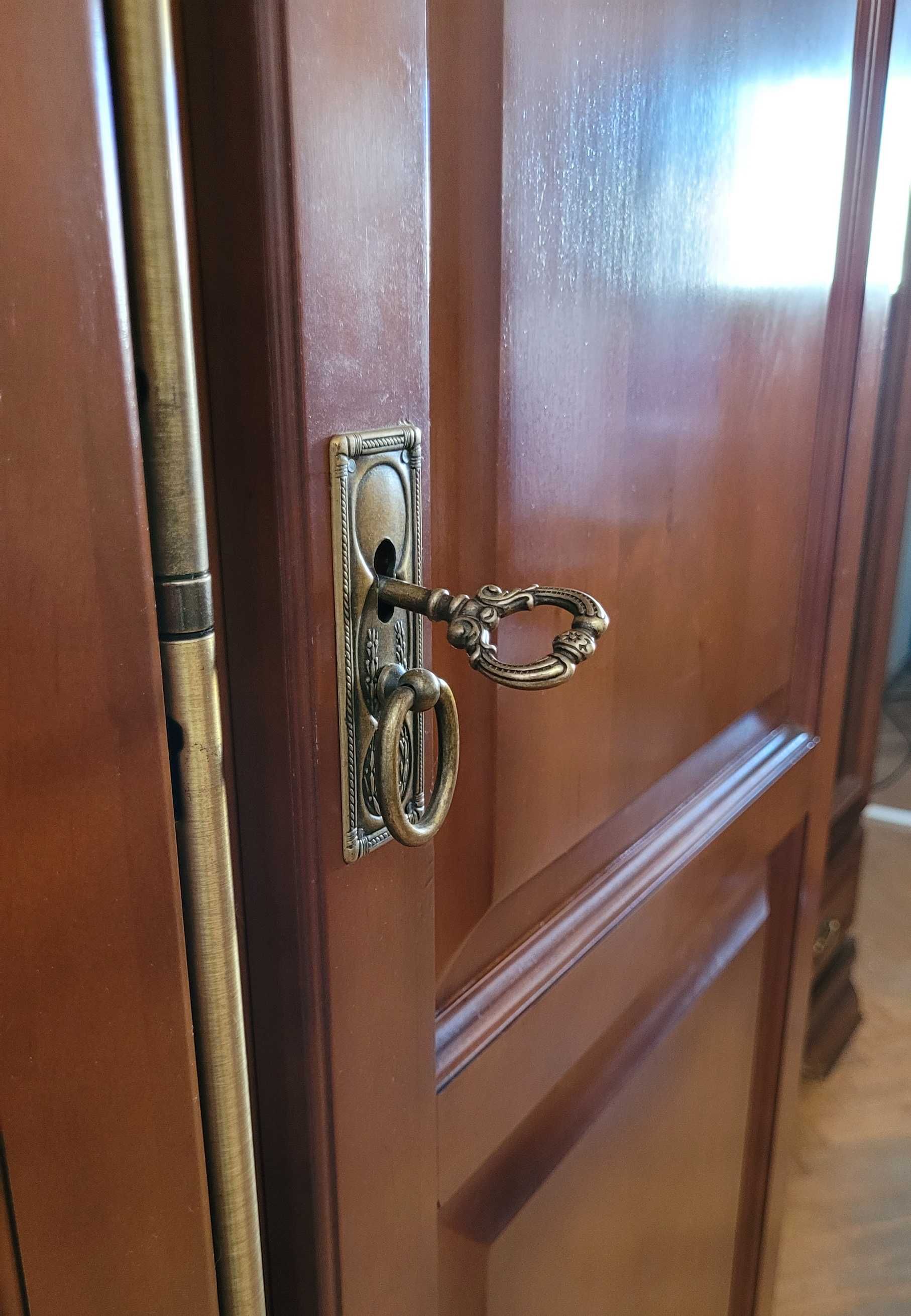 Zestaw mebli na sprzedaż – fornirowany MDF w kolorze czereśnia
