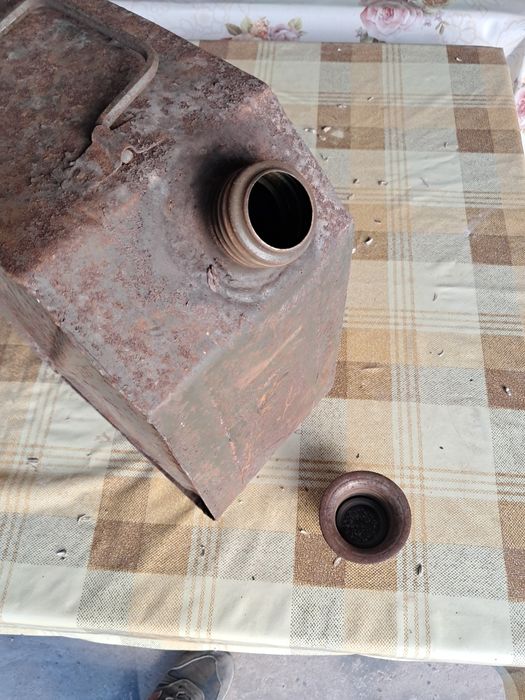 Stary wojskowy karnister na nafte ,paliwo