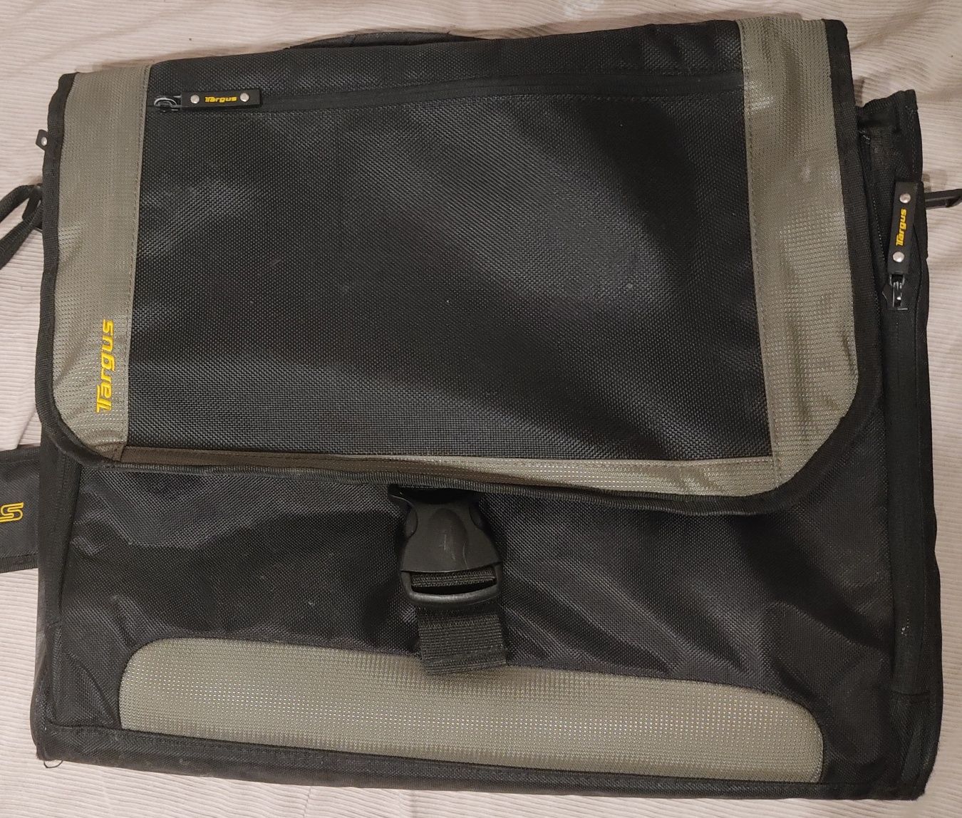 Laptop bag (Targus) - Spacious and durable