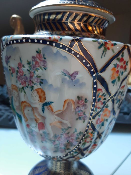 Peça decorativa com inscrição no fundo