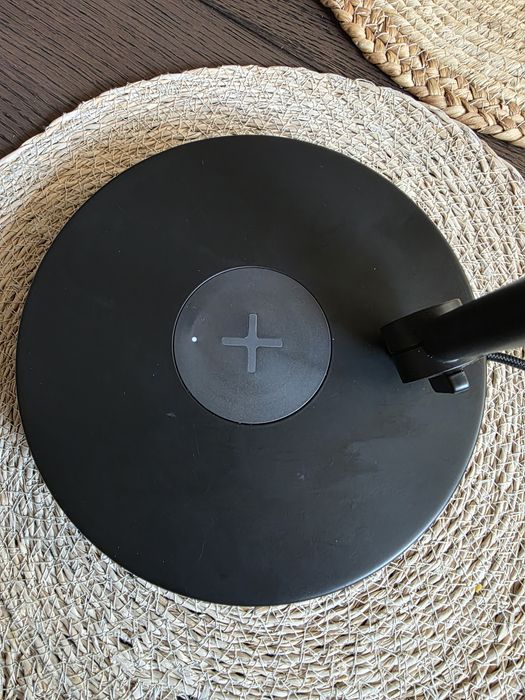 Lampa biurkowa IKEA nymåne z ładowarką indukcyjną i usb c