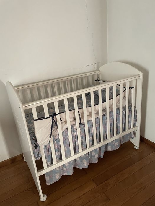 Berço de bebé branco