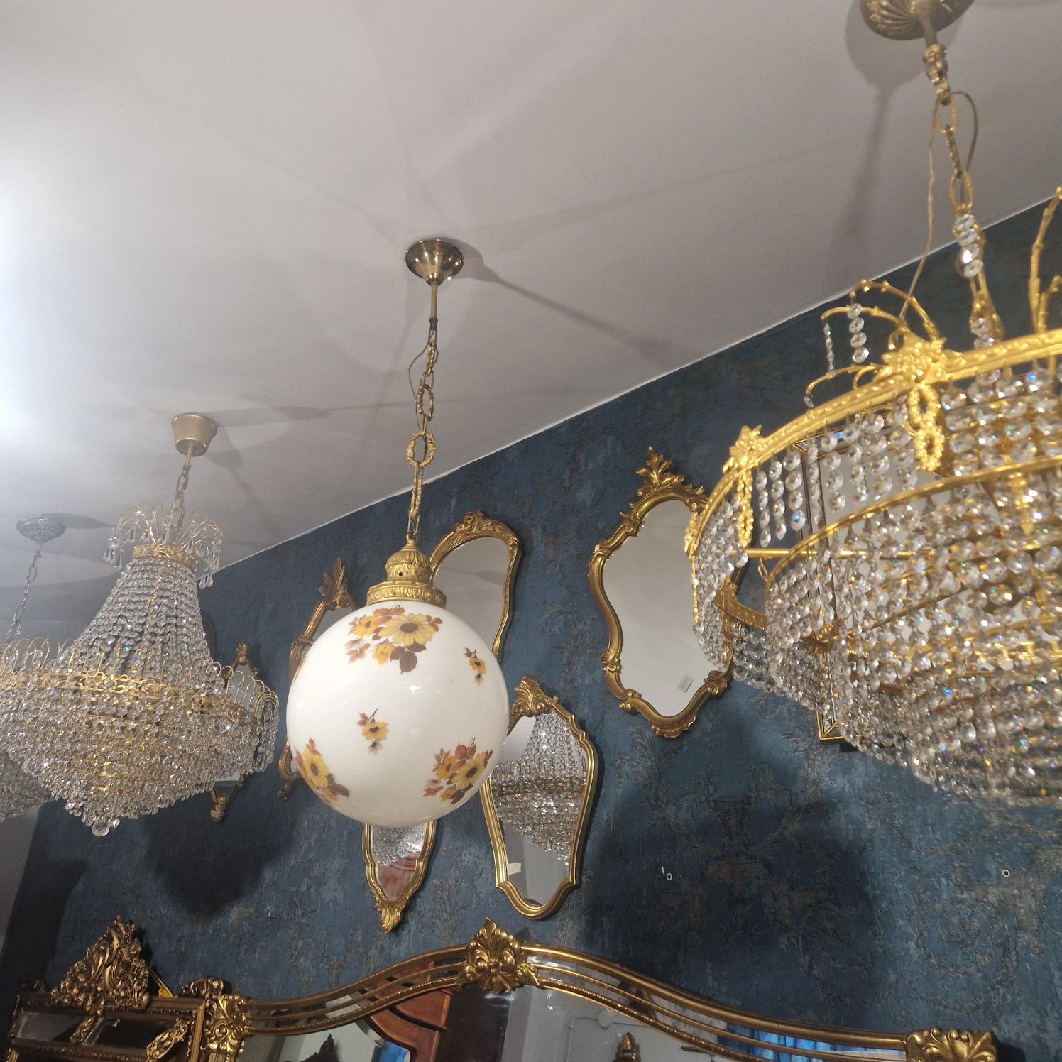 Piękna retro  lampa sufitowa szklaną  kula