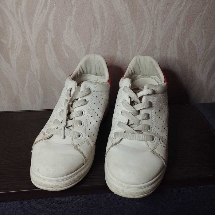 Жіночі кросівки з перфорацією | Біло-червоні | Розмір 38