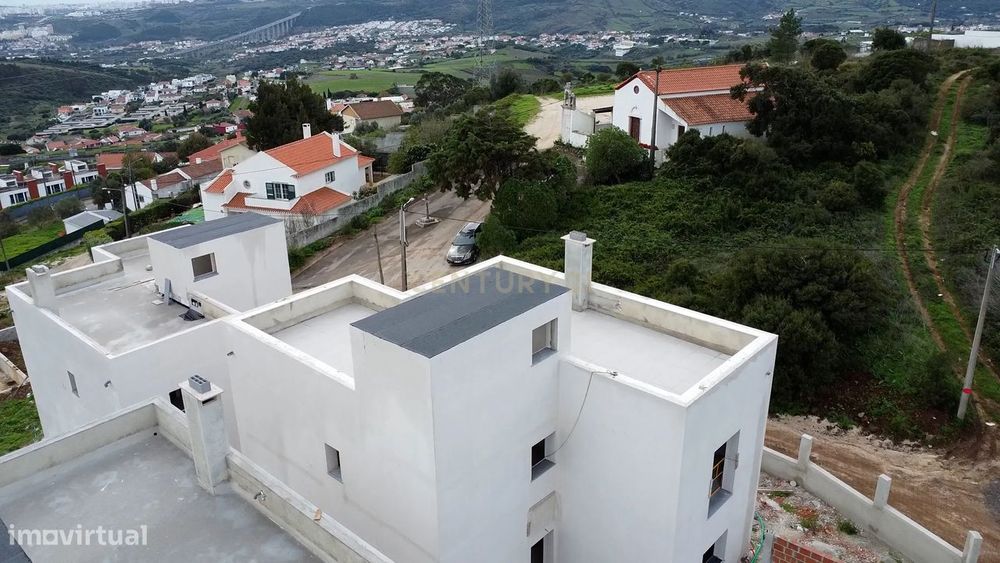 Moradia T4, condomínio fechado, Loures, piscina, 3 parqueamentos, vist