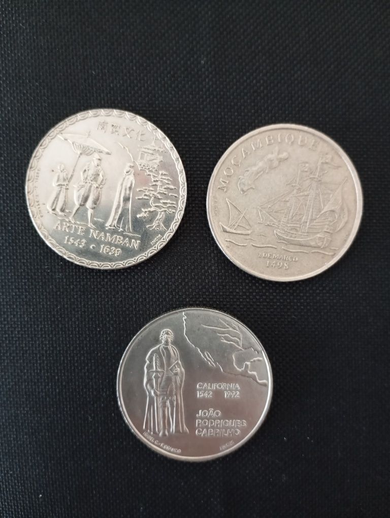 Moedas de 100 e 200 escudos