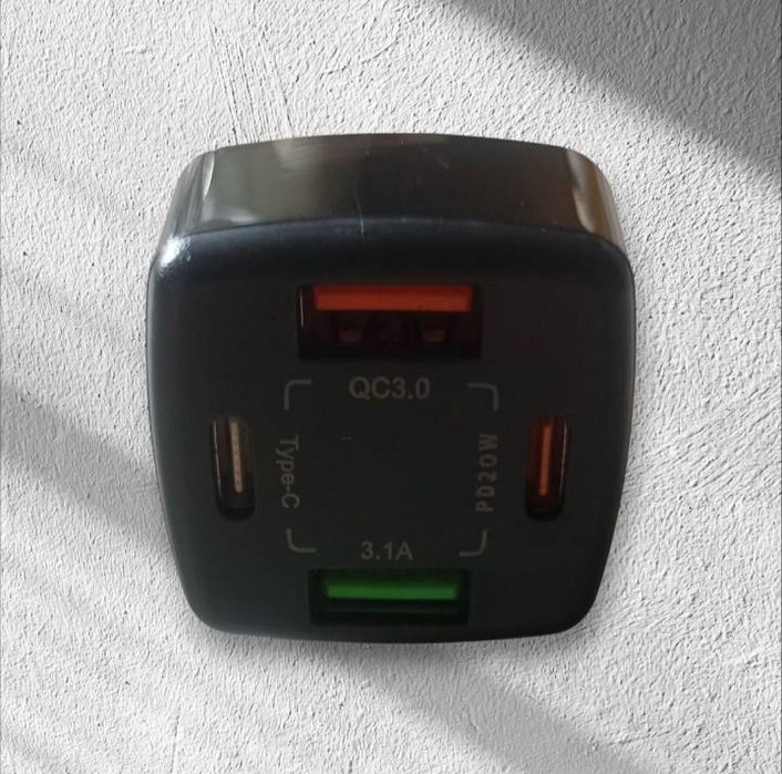 Автомобільний адаптер для зарядки гаджетів