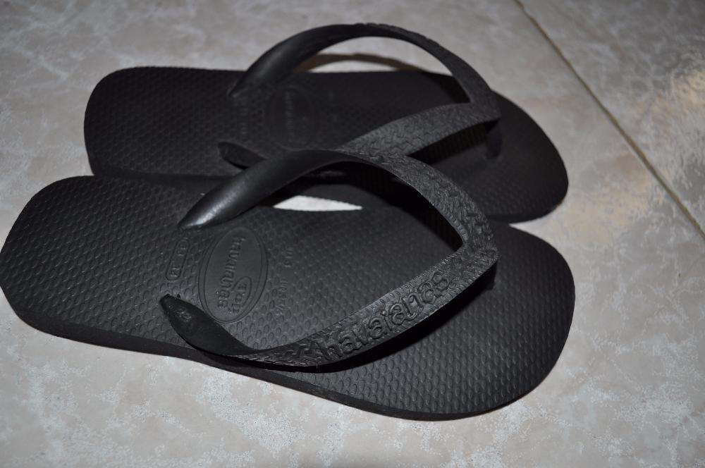 Chinelos Havaianas em preto 33/34