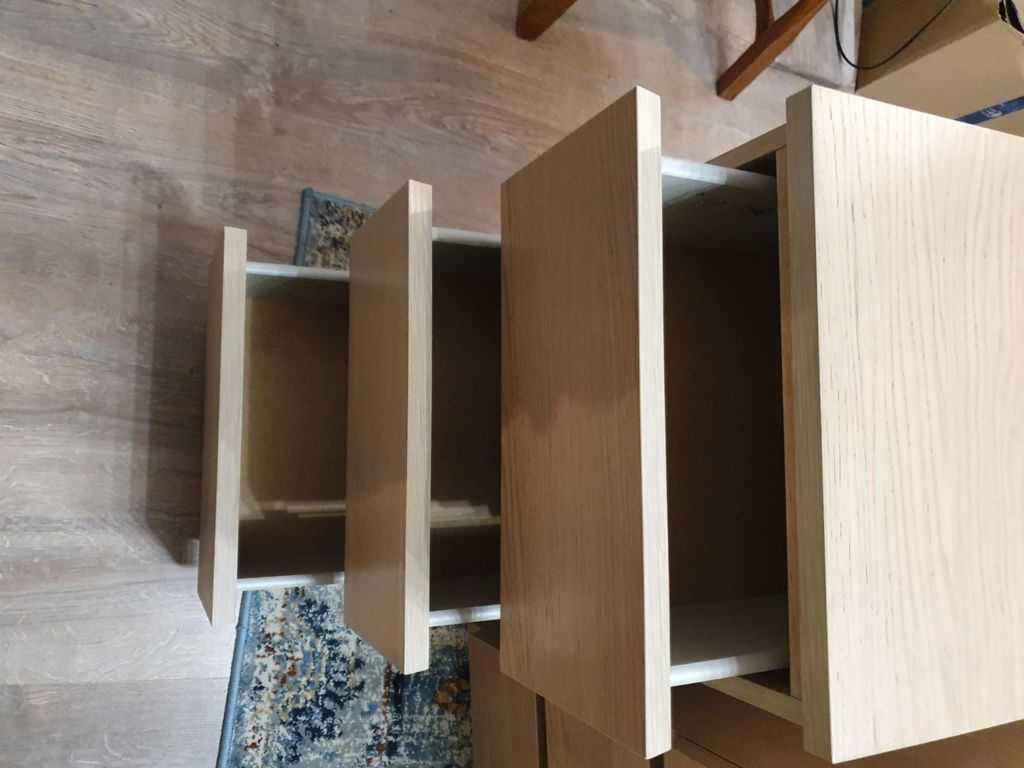 Beżowe szafki Ikea Malm z trzema szufladami
