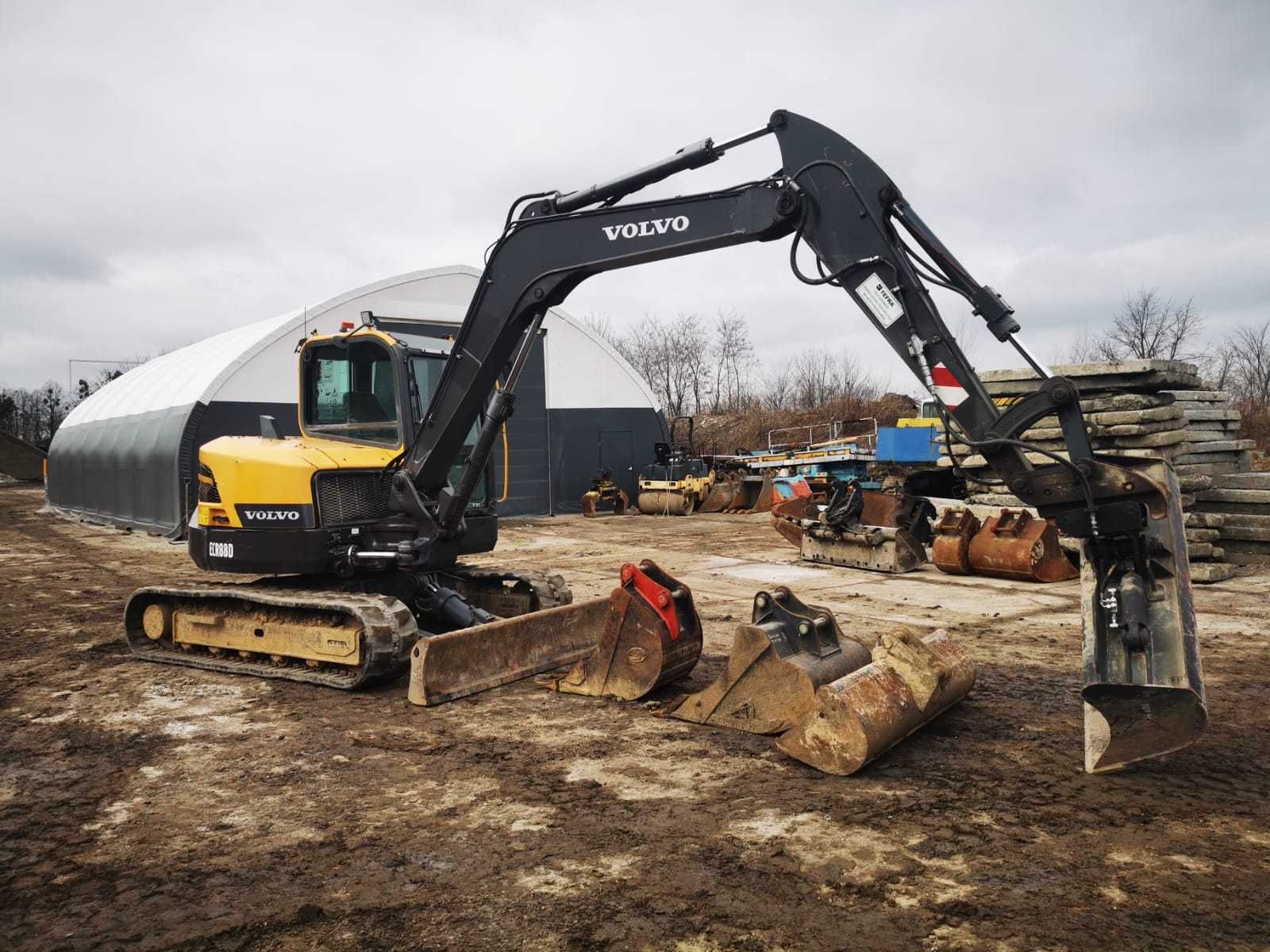 Wynajem maszyn budowlanych koparek gosienicowych  T do 48 T JCB Volvo