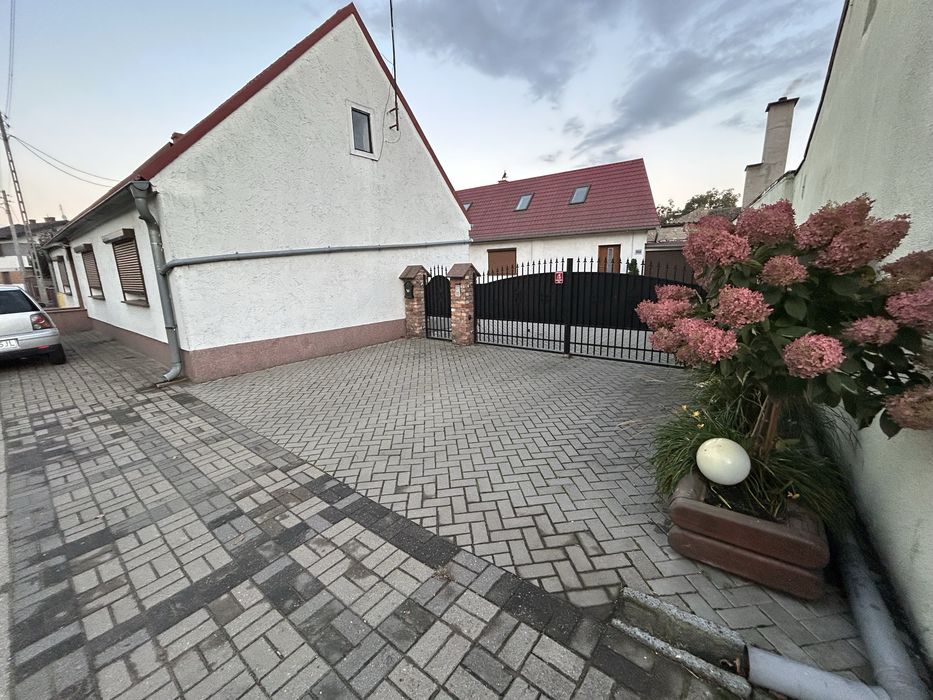 Działka z trzema obiektami mieszkalnymi
