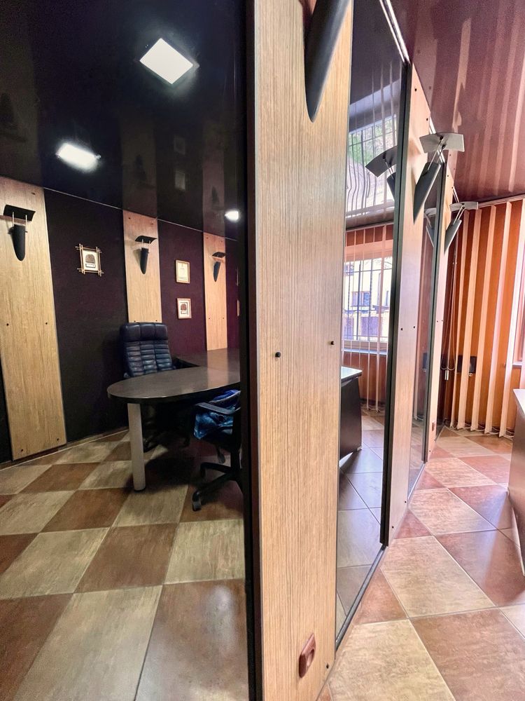 Оренда офіс Львів, 3 кімнати Єфремова Коновальця ближній центр здаєтся