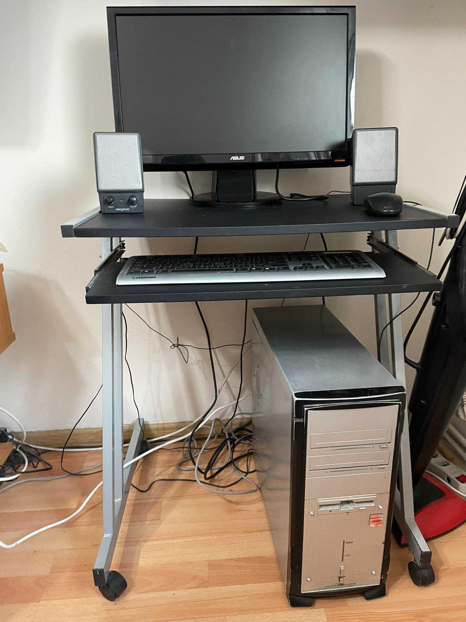 Komputer, monitor, stół