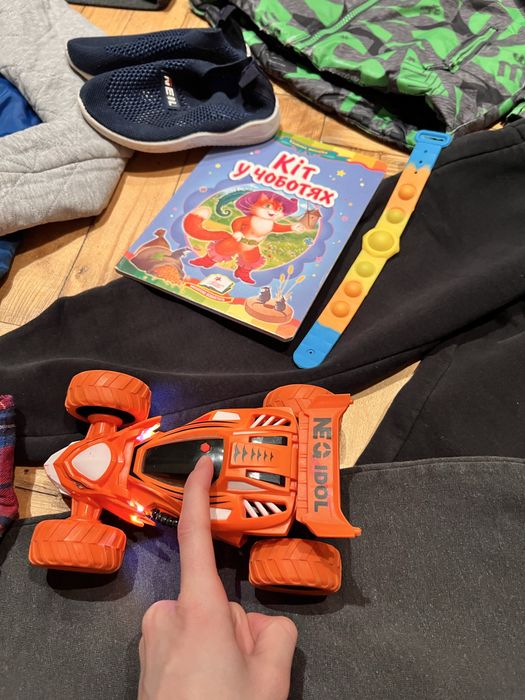 Одяг, взуття, іграшки