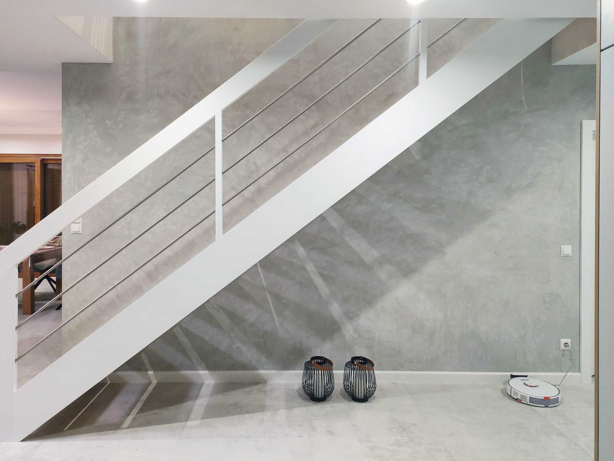 Białe proste schody drewniane z metalowymi relingami