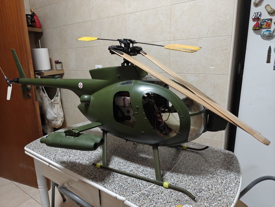 Thunder Tiger Raptor 50 com fuselagem Hughes 50