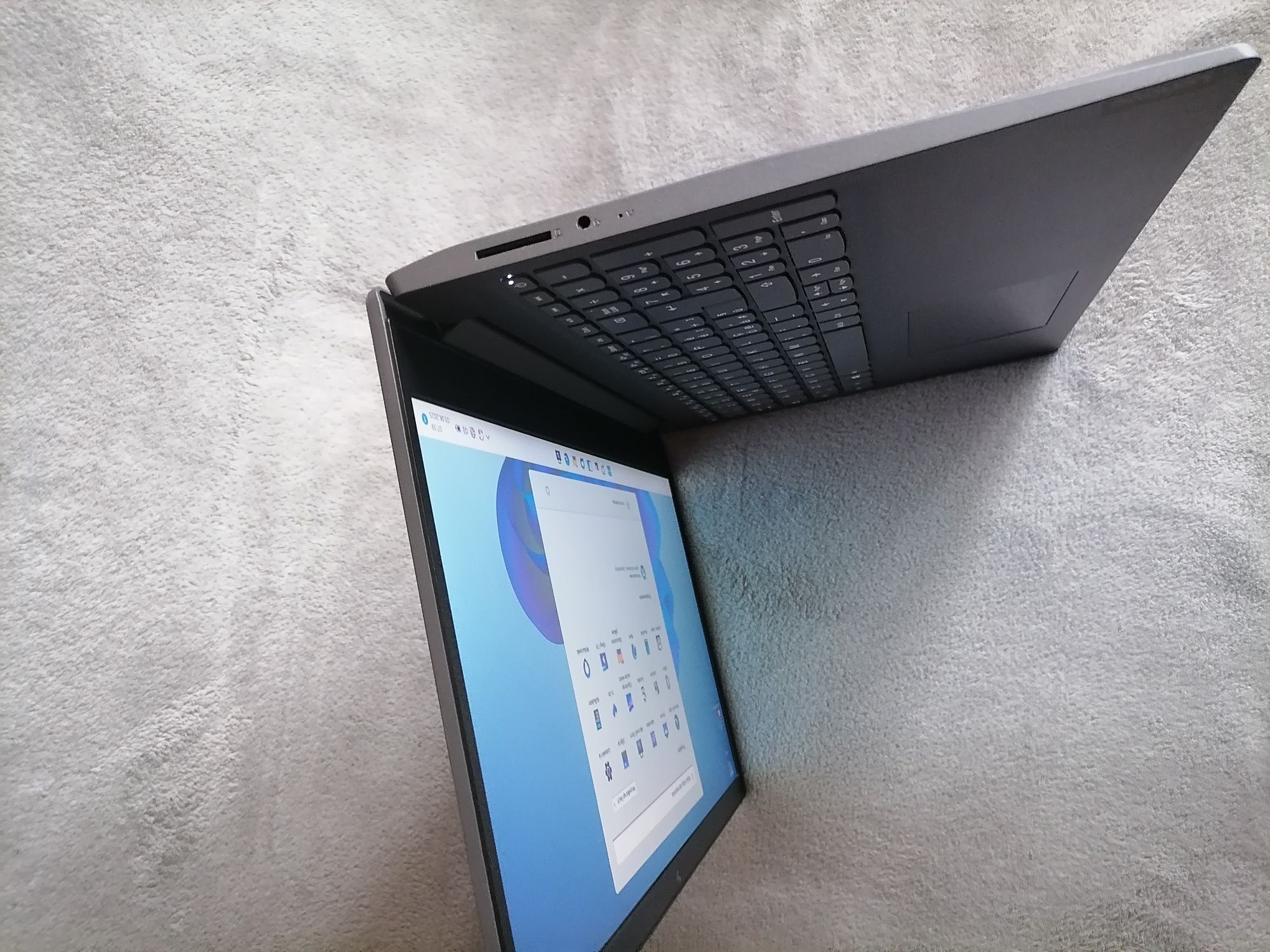 Nowy Lenovo V15-ADA WIN 11 8GB 756GB SSD Radeon ideał 15.6''  usb  hdm