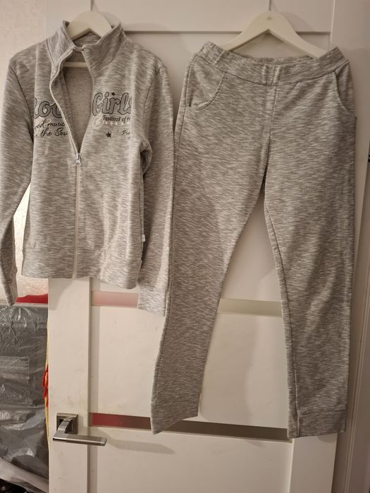 Рост 1,40. ,130 гр ,спортивный костюм на  змейке ,серого цвета  ,как н